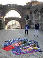 Mistænkt. Den 28-årige mand nægter sig skyldig men er alligevel varetægtsfængslet for drabet på en familiefar inden en fodboldkamp i sverige forleden. 