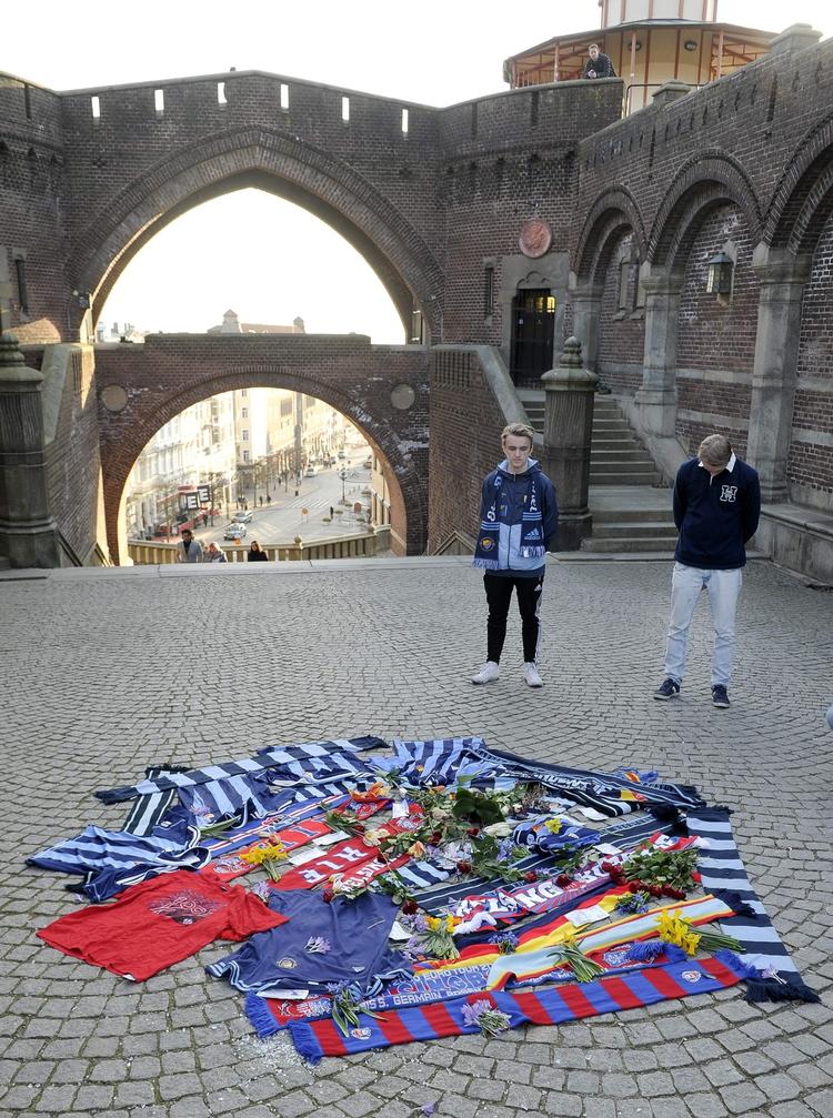 Mistænkt. Den 28-årige mand nægter sig skyldig men er alligevel varetægtsfængslet for drabet på en familiefar inden en fodboldkamp i sverige forleden. 