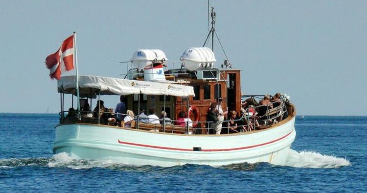 Skibet. M/S Tunø sejler ud blandt sælerne omkring Samsø. 