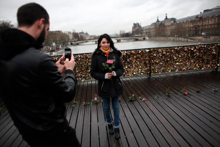 Kærlighedstrussel. Broen Pont des Arts i Paris er begyndt at bryde sammen under den massive vægt fra flere 100.000 hængelåse. 