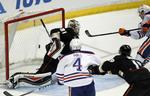 assist. Målmand Frederik Andersen (31) indkasserer et mål i kampen mod Edmonton Oilers. Men danskeren stod også for en målgivende aflevering på isen. 