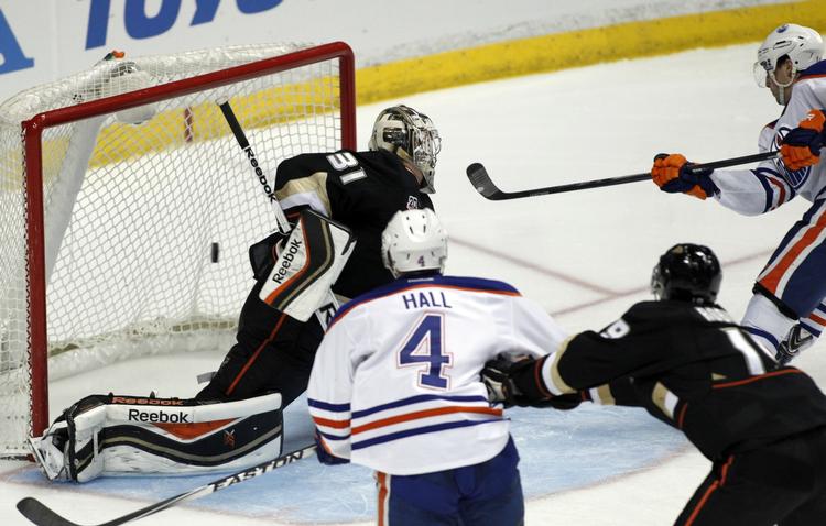 assist. Målmand Frederik Andersen (31) indkasserer et mål i kampen mod Edmonton Oilers. Men danskeren stod også for en målgivende aflevering på isen. 