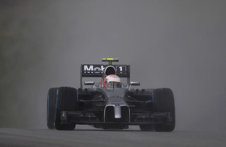downforce. Kevin Magnussens McLaren-racer er endnu ikke helt klar til at tage kampen op mod Mercedes. 
