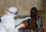 Smitte. En ebolapatient i Congo behandles af personale fra Læger Uden Grænser. Der findes ingen kur mod ebola. Smittede kan kun blive behandlet symptomatisk med væsketerapi, ilt og erstatning af blodtab. Flere af de syge blev smittet af en mand, der søgte lægehjælp, og som nu er død. 