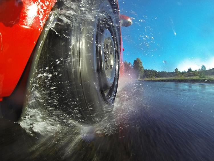 vejgreb. Danske bilister gør klogt i at vælge dæk efter det egenskaber i vådt føre. Det klarer ikke alle dæk lige godt. 