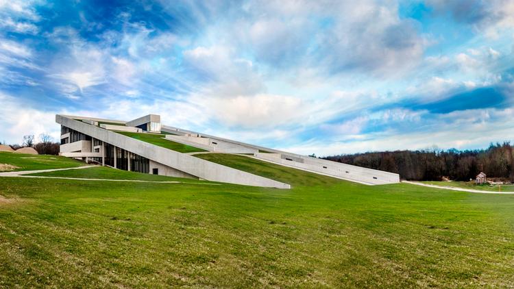 krævende. Det nye Moesgaard Museum ser smukt ud, men turen på taget ender nok som en pinsel for mange af de mountainbike-ryttere, der skal deltage i løb i Aarhus i påsken. 