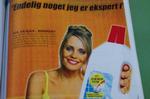 Frontparti. I denne reklame har en storbarmet kvinde fundet ud af, at hun er ekspert i rengøringsmidler og måske ikke så meget andet. 