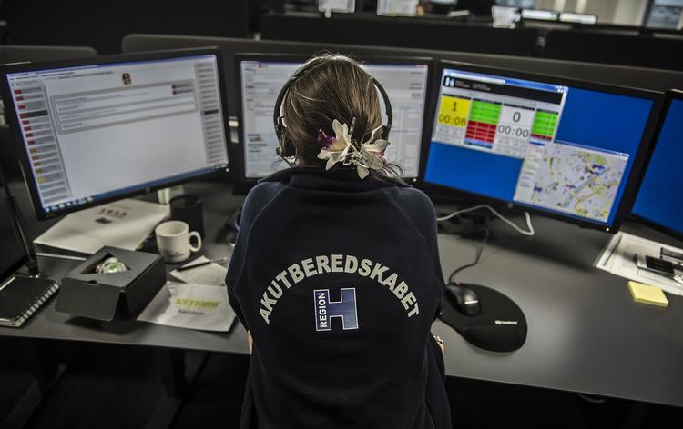 Vagt. Sygeplejersker på vagtcentralen i Ballerup tager telefonen, når borgerne i Region Hovedstaden ringer 1813. Relativt få af opkaldene ender med, at en læge kører hjem til borgeren. (arkivfoto) 