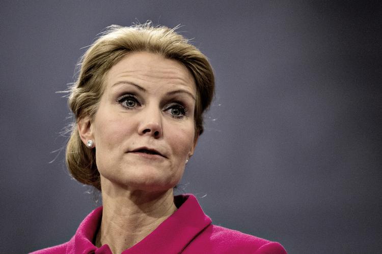Trussel. Statsminister Helle Thorning-Schmidt og andre EU-ledere truer med politiske sanktioner, hvis ikke Rusland kommer til forhandlingsbordet. 