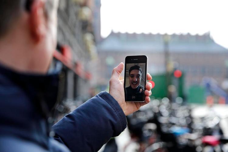 Hej. Det nye 4G-netværk gør det muligt at 'facetime', altså at tale sammen med en billedforbindelse på gaden. 