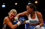 konflikt. Cecilia Brækhus (th) rammer svenske Mikaela Lauren, som nordmanden vandt over på teknisk knockout i en titelkamp i 2010. 