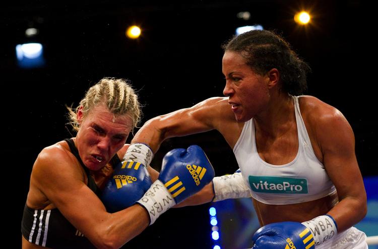 konflikt. Cecilia Brækhus (th) rammer svenske Mikaela Lauren, som nordmanden vandt over på teknisk knockout i en titelkamp i 2010. 