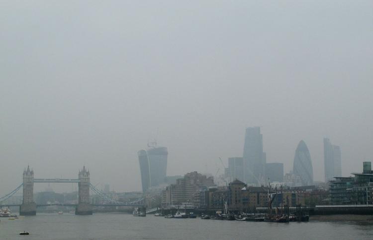 Smog. London er ramt af forurenet luft i dag. Forureningsniveauerne er de værste nogensinde, skriver britiske medier. 