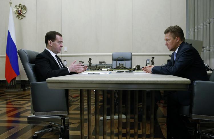 prisforhøjere. Ruslands regeringschef, Dmitrij Medvedev (tv.) mødtes i dag med Gazproms chef, Alexej Miller, for at stramme prisskruen på gas til Ukraine. 