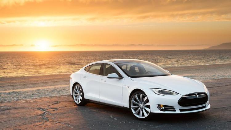 Hit. På visse markeder kan kunderne nærmest ikke få nok af den amerikanske elbil Tesla Model S. 