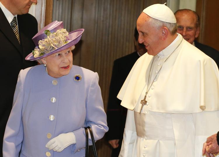 besøgsvenner. Dronning Elizabeths besøg hos den argentiskfødte pave Frans finder sted dagen efter 32 årsdagen for begyndelsen på Falklandskrigen. 