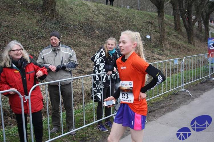 supertid. 16-årige Anna Møller puster ud, efter hun har passeret målstregen som vinder af efterskolernes DM foran både trænede drenge- og pige-løbere. 