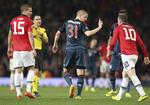 film? Bayerns Bastian Schweinsteiger (midt) vifter en anklagende pegefinger over for Manchester Uniteds Wayne Rooney (th), der gjorde en hel del ud af at falde dramatisk efter en tackling, hvilket fik tyskeren udvist. 