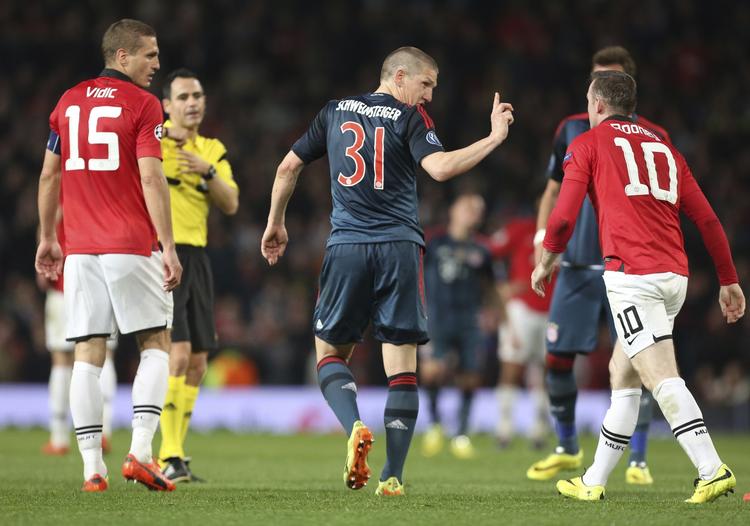 film? Bayerns Bastian Schweinsteiger (midt) vifter en anklagende pegefinger over for Manchester Uniteds Wayne Rooney (th), der gjorde en hel del ud af at falde dramatisk efter en tackling, hvilket fik tyskeren udvist. 