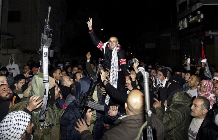 fri. Løsladelsen af palæstinensiske fanger, som israelerne har opgivet, skulle have været den fjerde af slagsen. Billede er fra december, hvor en palæstinenser bliver løsladt. 
