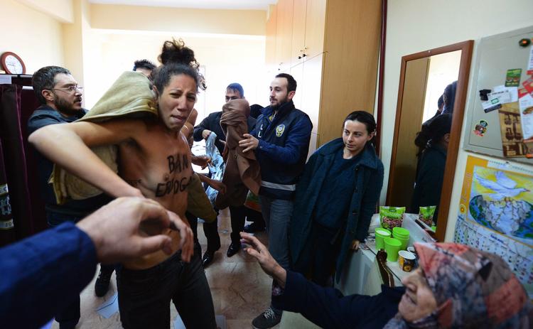 protest. Tyrkiets forbud mod Twitter vakte international kritik. Aktivister fra den ukrainske feministgruppe Femen rejste til Tyrkiet for at protestere, da tyrkerne sidste søndag i marts gik til valg. 