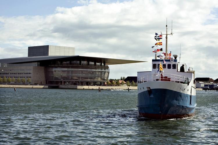 Færgedrift. I 2008 var Omøfærgen et smut i København for at trække flere turister til øen. I år har øen haft problemer med færgeafgangene. 