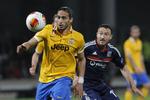 fight. Juventus' Martin Caceres (tv.) kæmper med Lyons Steed Malbranque om bolden. 