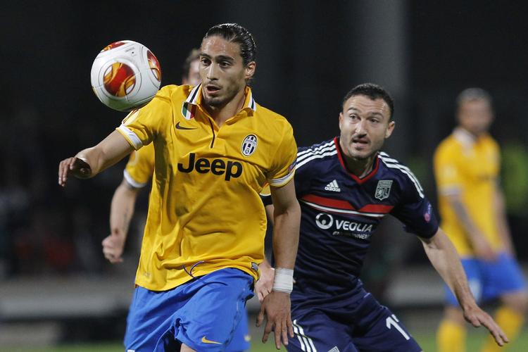 fight. Juventus' Martin Caceres (tv.) kæmper med Lyons Steed Malbranque om bolden. 