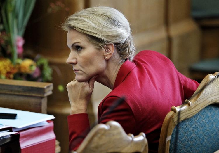 Garanti. Helle Thorning-Schmidt garanterede i går, at Socialdemokraterne går til valg med hende som statsminister. Hun skal dog ikke regne med, at uroen i baglandet går væk af den grund. 