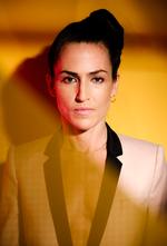 Råt. Og sensuelt. Joan As Police Woman, f. 1970, fødenavn Joan Wasser og fra Maine, tager fat om den uregerlige kærlighed og musiktraditionen med et særegent og sikkert greb. 