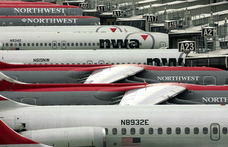 Farvel. Northwest Airlines, der fusionerede med Delta Airlines og ikke længere eksisterer, smed en kunde ud af bonusprogrammet. Det ville han ikke finde sig i. 