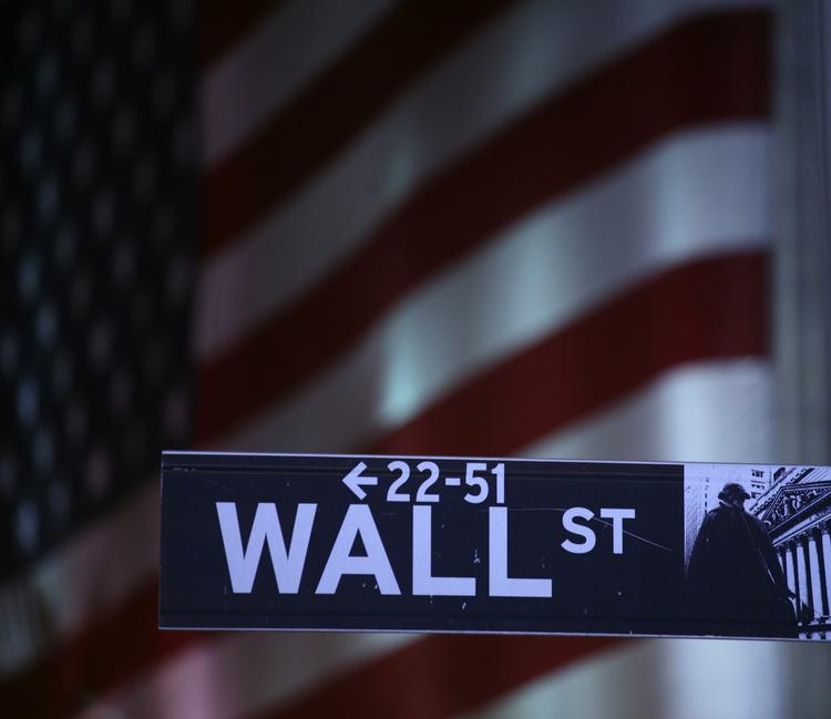 Kulisse. New York børs ligger slet ikke på Wall Street længere, men derimod i en bevogtet laserbygning i New Jersey. Michael Lewis fortæller om svindel og snyd på det elektroniske aktiemarked. 