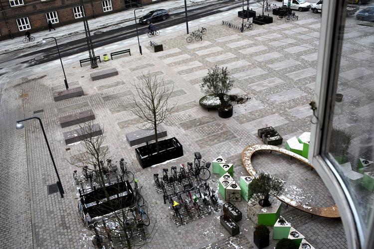 Afsked. Spar Nord må i dag sige farvel til deres bankrådsformand i København, som har valgt at trække sig. Her er pladsen, som fremover skal hedde Regnbuepladsen. Den ligger lige op af Rådhuset. 