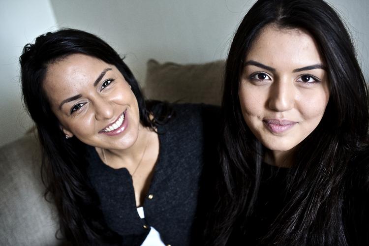 »Se bare min egen familie. Her har alle piger en uddannelse« siger Geeti Amiri (tv.), der på billedet ses i selskab med niecen Jasmin. 