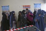 Stemmeret. Kvindelige vælgere er mødt op for at stemme på et valgsted i Jalalabad i Afghanistan. 
