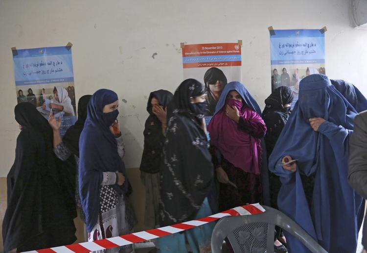 Stemmeret. Kvindelige vælgere er mødt op for at stemme på et valgsted i Jalalabad i Afghanistan. 