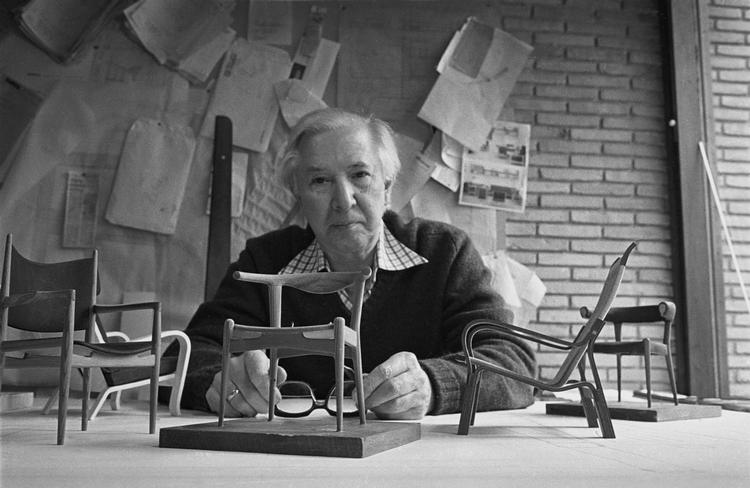 Ikonisk. Frem til sin død i 2007 fik Hans J. Wegner sat omkring 500 møbler i produktion, bedst kendt er Den Runde Stol og Y-stolen. 