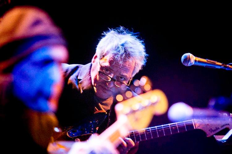 Ujævnt. Marc Ribot har allieret sig med to musikere, bassisten Shahzad Ismaily og trommeslageren Ches Smith, der ikke formår at give guitaristen modspil. 
