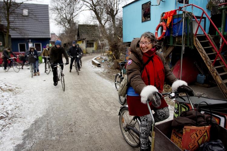 CYKELADGANG. Christianshavnsruten giver cyklister fra Amager mulighed for at køre gennem fristaden på vej mod Indre By. Her ses turister på cykelrundvisning i fristaden. 