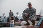 Knust.  Den ameriaknske soldat  John Robertson venter på en parkeringsplads udenfor Fort Hood militærbasen i Texas. Endnu engang har en psykisk syg soldat dræbt nogle af sine kolleger - og derefter taget livet af sig selv. 