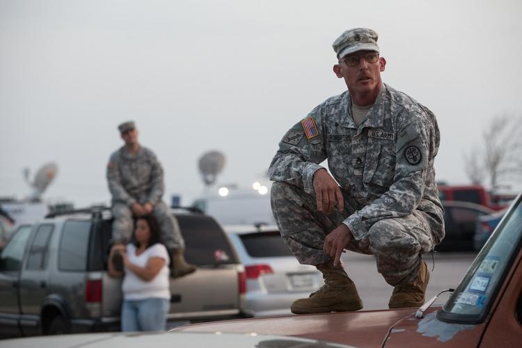 Knust.  Den ameriaknske soldat  John Robertson venter på en parkeringsplads udenfor Fort Hood militærbasen i Texas. Endnu engang har en psykisk syg soldat dræbt nogle af sine kolleger - og derefter taget livet af sig selv. 