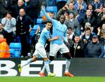 Manchester City's Yaya Toure fejrer sin scoring til 1-0 med holdkammeraten Jesus Navas. 