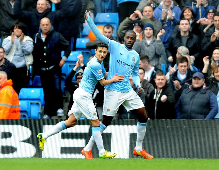 Manchester City's Yaya Toure fejrer sin scoring til 1-0 med holdkammeraten Jesus Navas. 