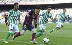 3-1. Lionel Messi omgivet af tre Betis-spillere under aftenens opgør. 
