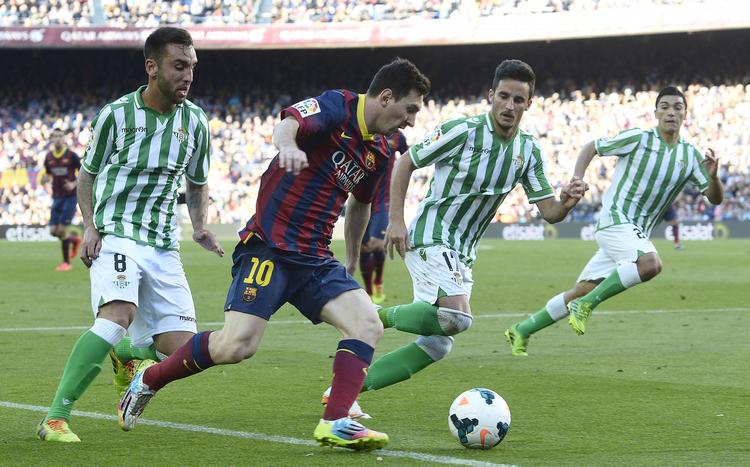 3-1. Lionel Messi omgivet af tre Betis-spillere under aftenens opgør. 