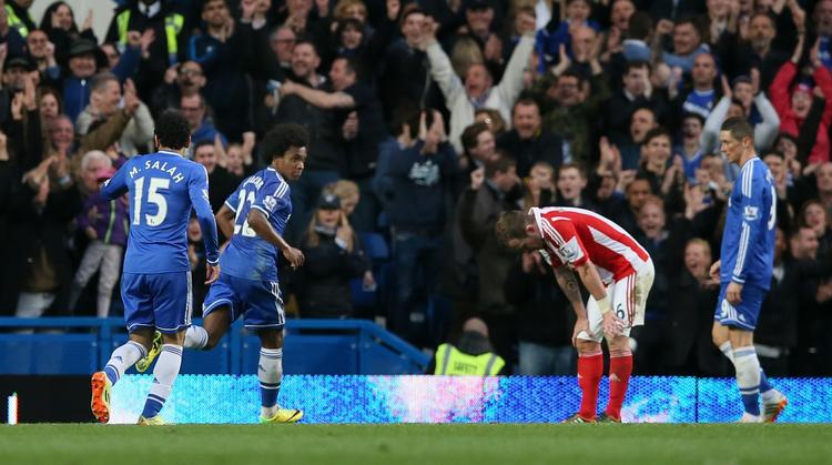 nemt. Chelseas Willian (nummer to fra venstre) har scoret i kampens mod Stoke. 