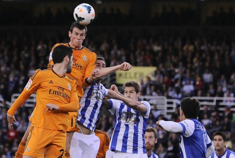 målscorer. Gareth Bale (højest) scorede et mål fra lang afstand, da han opfangede et svagt udspark af Sociedad-keeperen. 