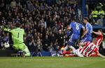 veteran. Frank Lampard (midt) brændte straffespark for Chelsea i kampen mod Stoke, men han scorede på riposten. 