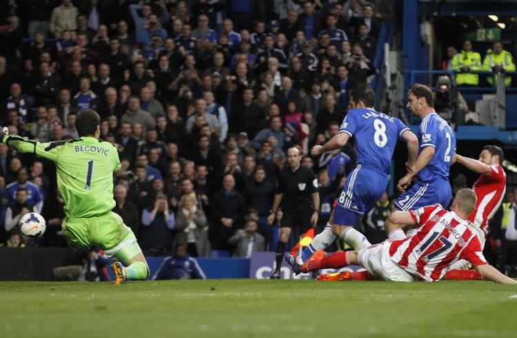 veteran. Frank Lampard (midt) brændte straffespark for Chelsea i kampen mod Stoke, men han scorede på riposten. 