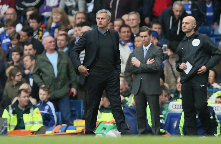 udsat. Chelseas manager Jose Mourinho er utilfreds med de mange udsatte kampe, der gør tabellen svær at afkode. 